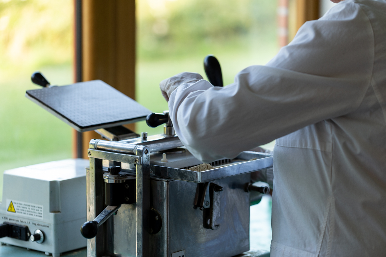 Produzione nel laboratorio di Azienda Agricola Alla Fratta