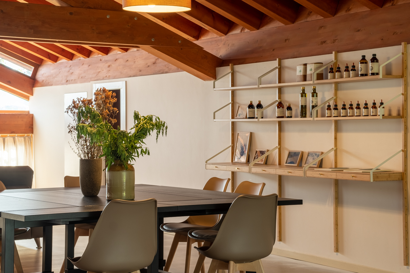 Spazio interno dell’azienda con i preparati botanici